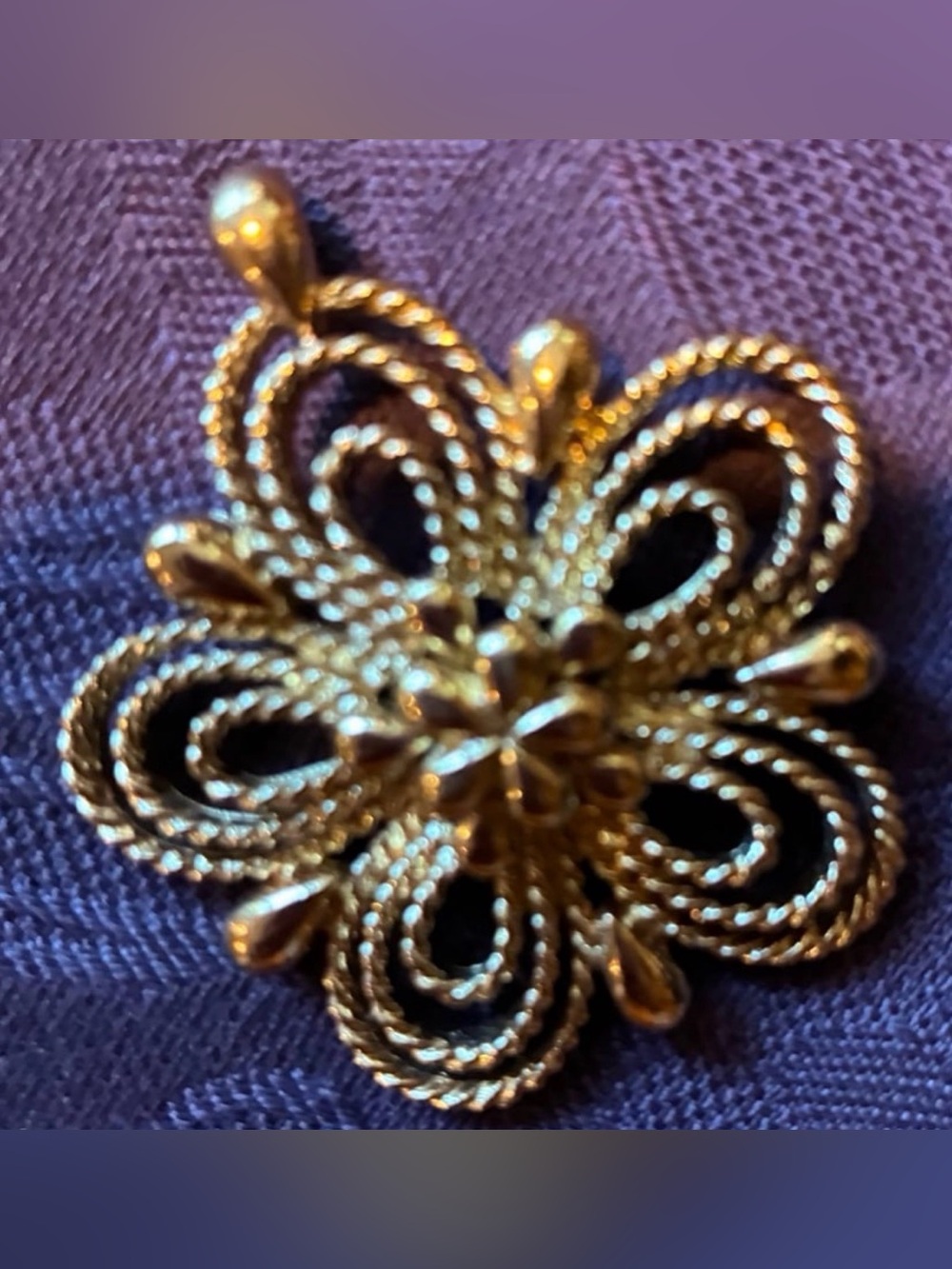 Vintage gold tone filagree flower broach